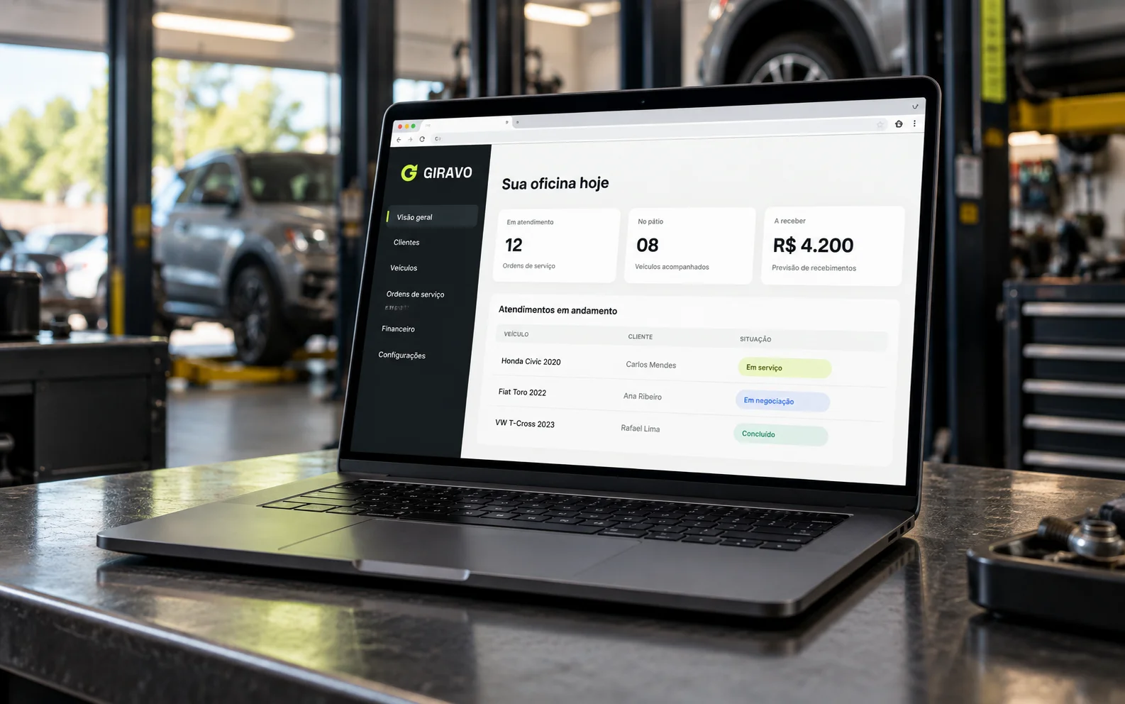 Sistema de gestão GIRAVO no navegador de notebook na oficina mecânica